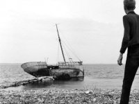 Сквозь тёмное стекло (1961)